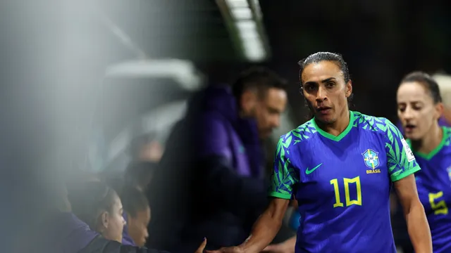 Seleção tem dificuldades e fica em 3º lugar no grupo F. Jogo foi o último de Marta em Copas.