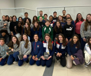 Alunos da segunda turma do Projeto Liderança Jovem em Encantado visitam a agência do Sicredi Cidade Alta, em Encantado.