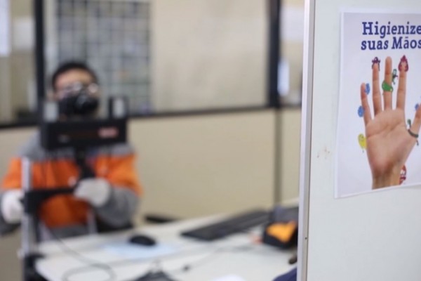 Cartazes orientam para higienização de mãos e uso obrigatório de máscaras