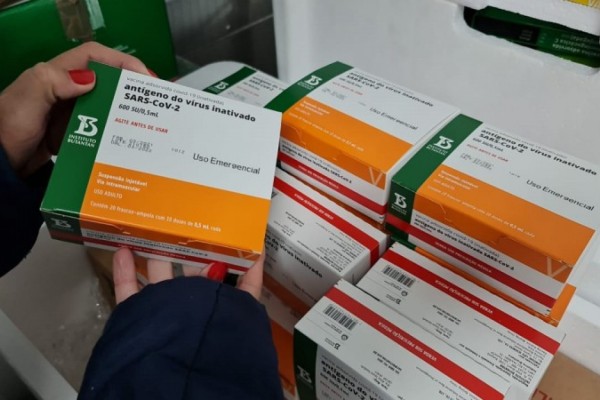 Imunizantes Coronavac que chegaram ao Estado na manhã de sábado serão distribuídos para todo RS 