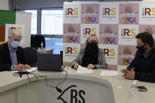 Secretária Arita e o médico Sérgio Ruffini assinam convênio que garante recursos para o Hospital São Vicente de Paulo