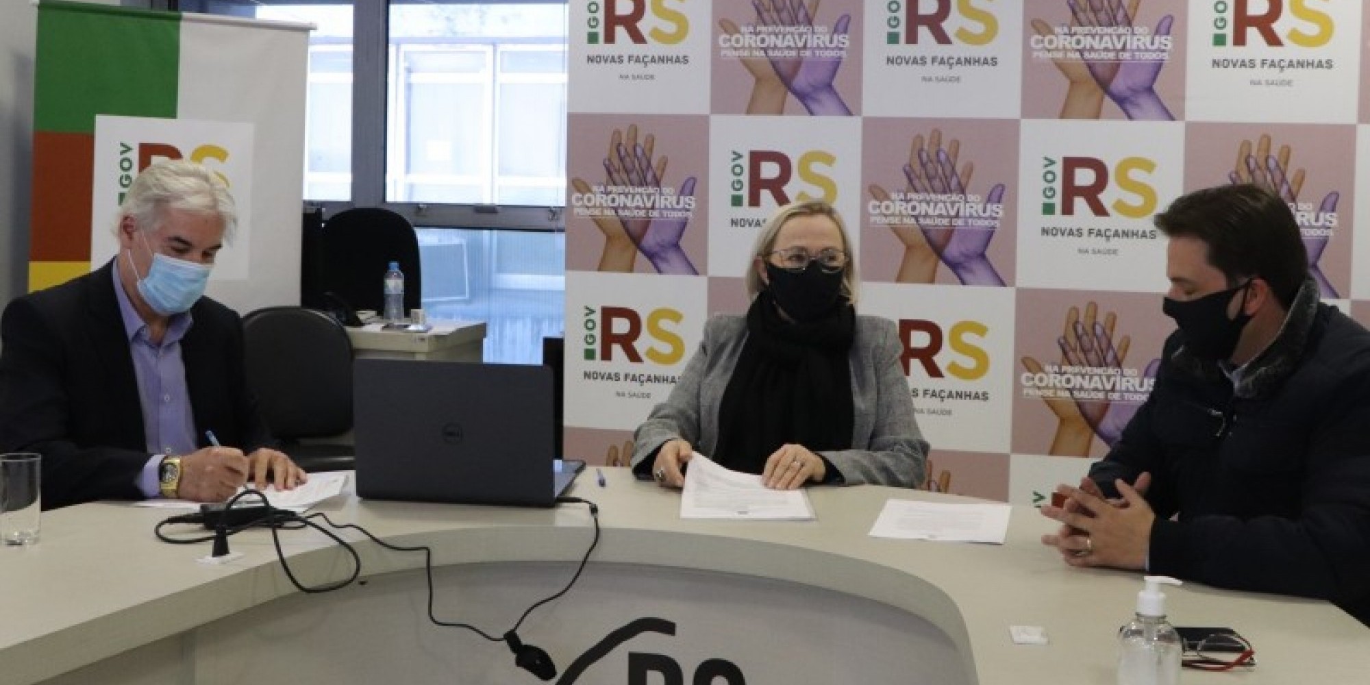 Secretária Arita e o médico Sérgio Ruffini assinam convênio que garante recursos para o Hospital São Vicente de Paulo