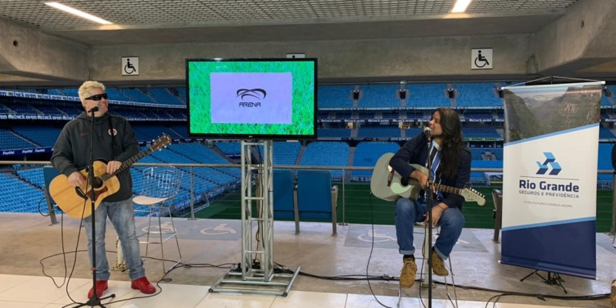 Rafael Malenotti (E), representando o Internacional, e Rafa Machado, pelo Grêmio, cantaram na Live Grenal Rafael Malenotti (E), representando o Internacional, e Rafa Machado, pelo Grêmio, cantaram na Live Grenal