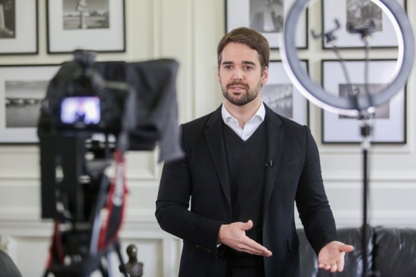 -Falta mais um pouco, é preciso força, portanto, logo chegará a hora de podermos matar a saudade dos abraços-, disse Leite