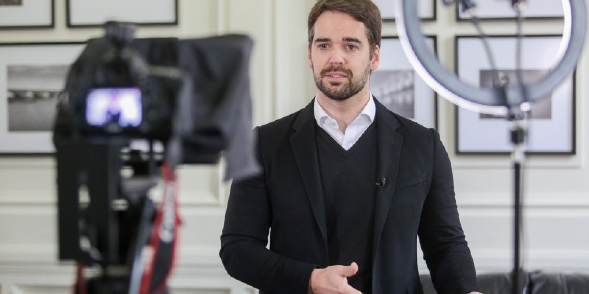 -Falta mais um pouco, é preciso força, portanto, logo chegará a hora de podermos matar a saudade dos abraços-, disse Leite