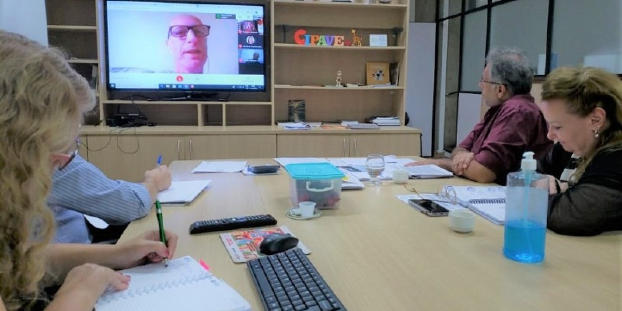 Objetivo da reunião foi alinhar ações a serem desenvolvidas na rede estadual, nas redes municipais e nas escolas privadas Objetivo da reunião foi alinhar ações a serem desenvolvidas na rede estadual, nas redes municipais e nas escolas privadas