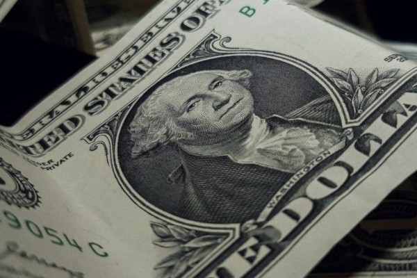 Dólar cai e acumula queda de 3,82% em janeiro