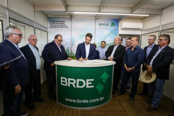 Governador na assinatura de três termos de contrato de cooperativas com o BRDE