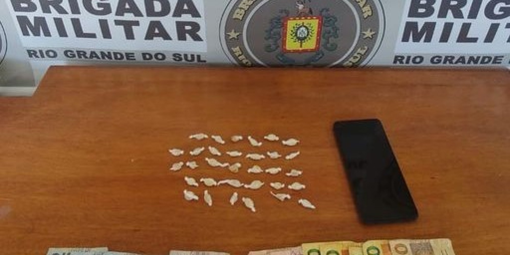 Jovem é preso por tráfico de drogas no centro de Muçum