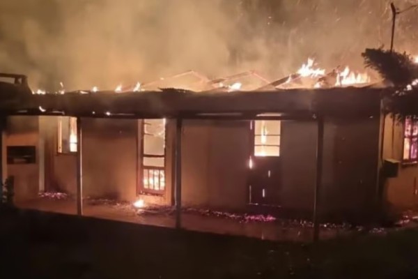 Incêndio destrói totalmente residência no interior de Ilópolis