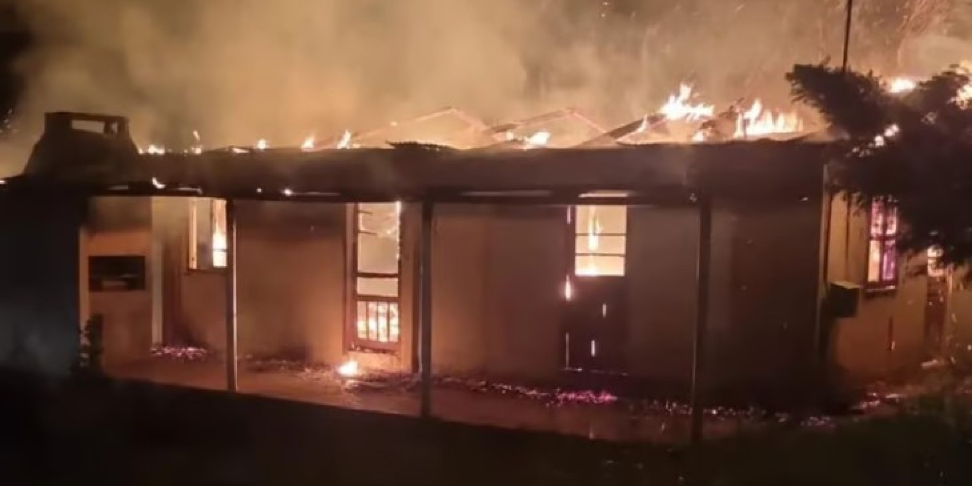 Incêndio destrói totalmente residência no interior de Ilópolis