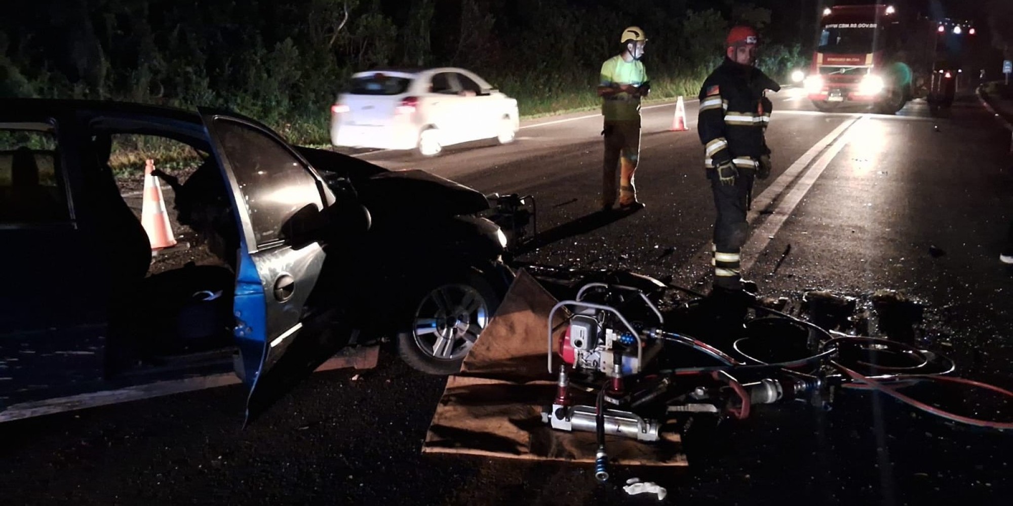 Acidente entre dois automóveis deixa seis pessoas feridas