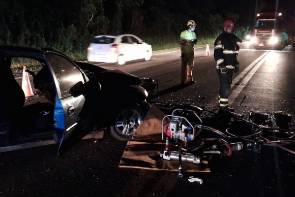 Acidente entre dois automóveis deixa seis pessoas feridas