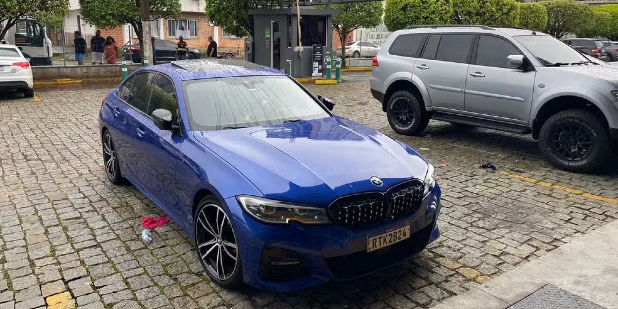 Jovens morrem após serem encontrados desmaiados dentro de BMW em Balneário Camboriú