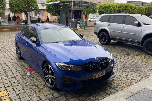 Jovens morrem após serem encontrados desmaiados dentro de BMW em Balneário Camboriú