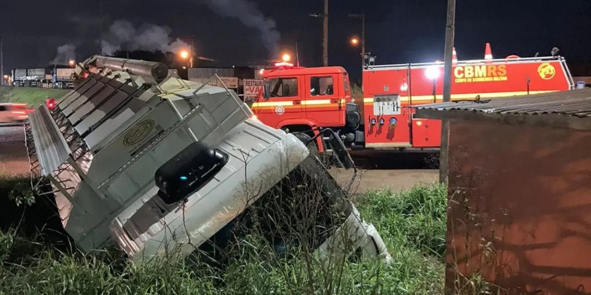 Acidente na ERS-130 envolve caminhão e automóvel