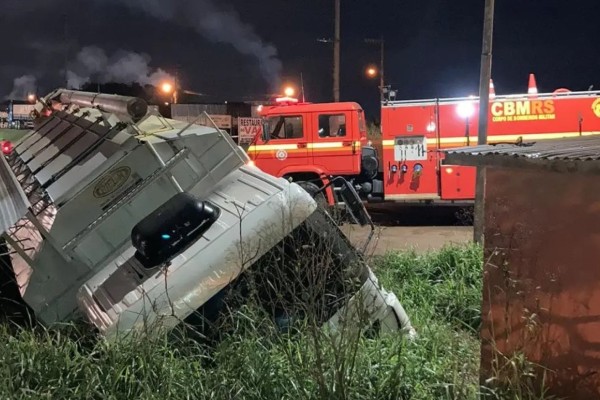 Acidente na ERS-130 envolve caminhão e automóvel