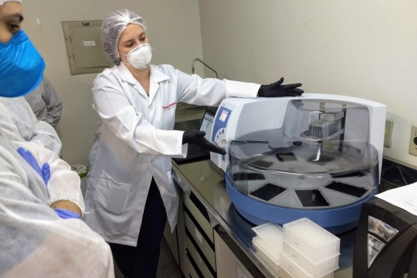 Aparelho faz a extração do material genético do vírus presente nas amostras de casos suspeitos