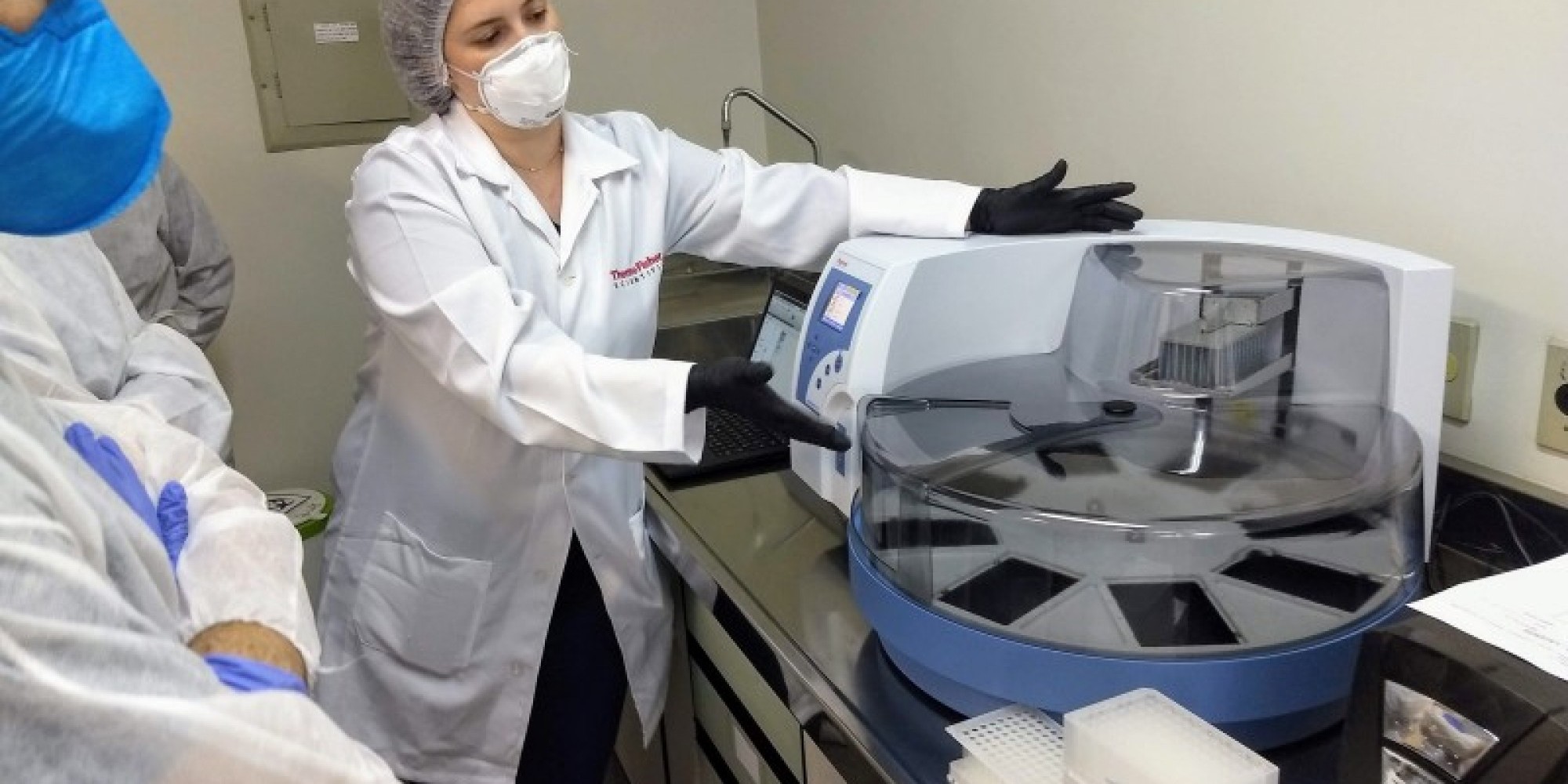 Aparelho faz a extração do material genético do vírus presente nas amostras de casos suspeitos