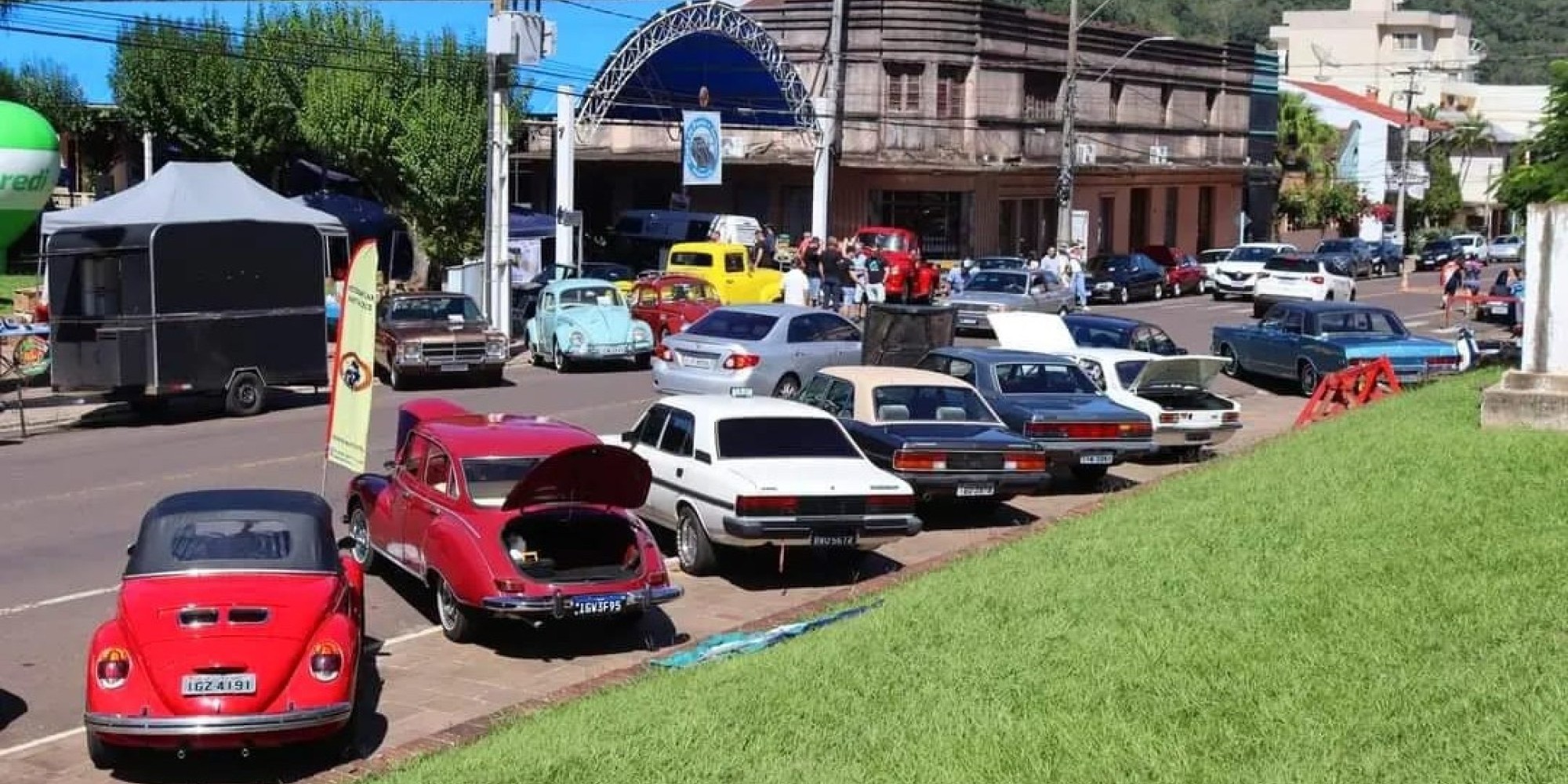 Encontro de Carros Antigos bate recorde de público e carros inscritos