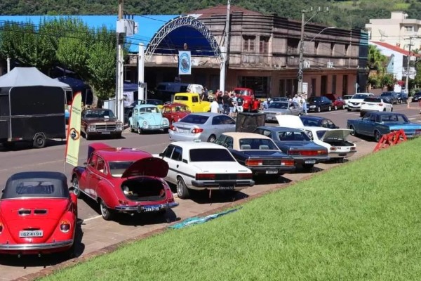 Encontro de Carros Antigos bate recorde de público e carros inscritos