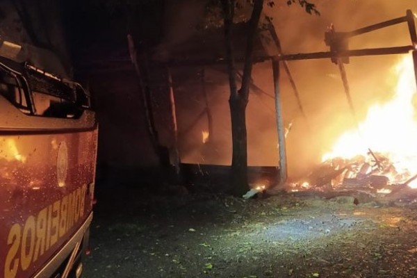 Incêndio atinge aviário no interior de Encantado