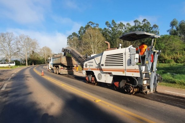 Máquinas retiram pavimento desgastado para implantação de novo revestimento no trecho
