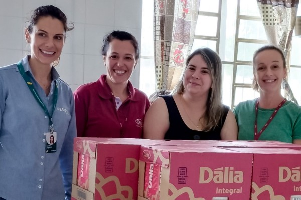 Dália Agropecuária realiza doação de leite