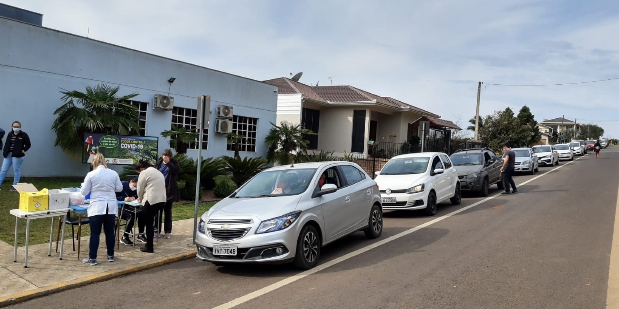 Vacinação ocorre no sistema drive-thru