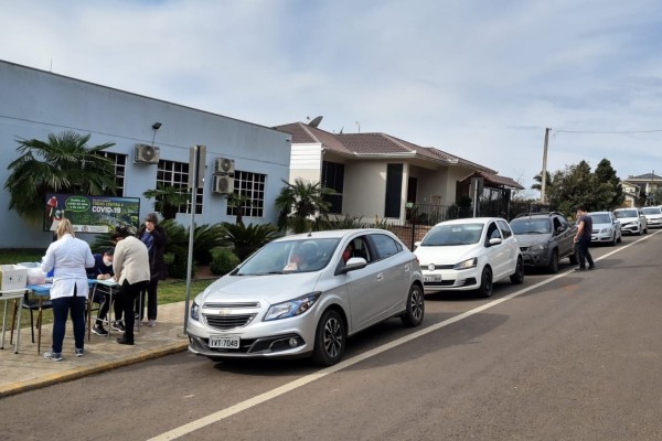 Vacinação ocorre no sistema drive-thru
