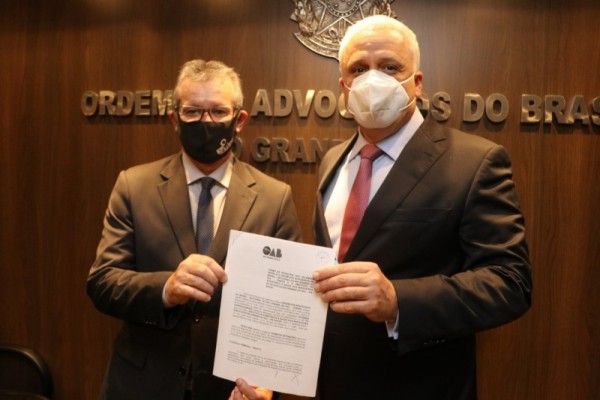 Júlio César Viero Ruivo, e o presidente da OAB/RS, Ricardo Breier, na assinatura do termo