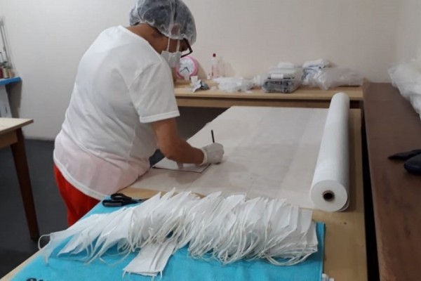  Máscaras são confeccionadas em tecidos TNT duplo