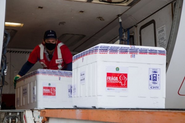 Doses de AstraZeneca/Fiocruz que chegaram nesta quinta (6) serão entregues às CRSs e municípios próximos à capital nesta sexta