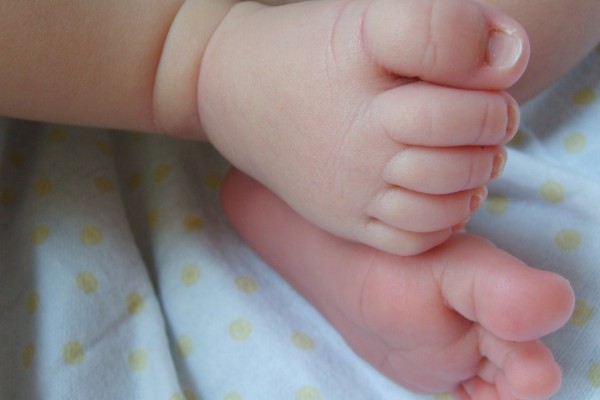 Bebê de 3 meses morre sufocada enquanto dormia com os pais