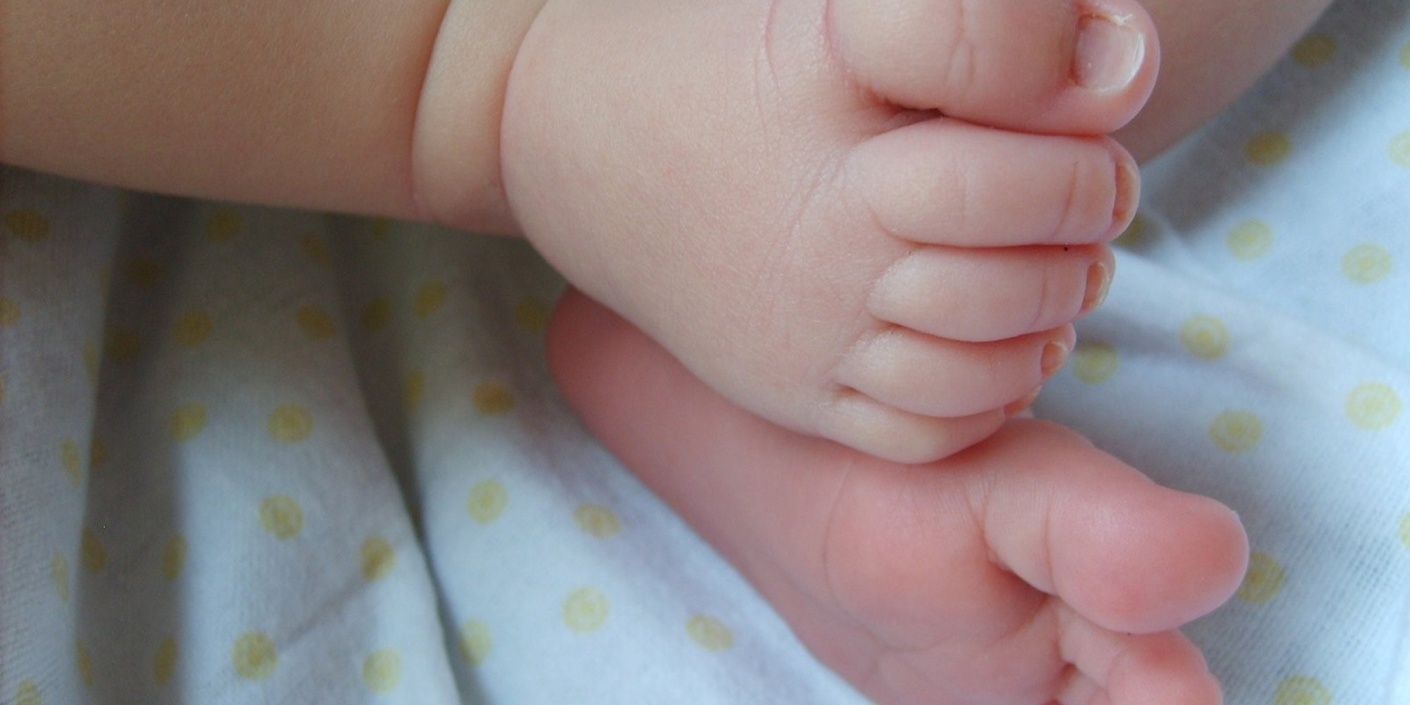 Bebê de 3 meses morre sufocada enquanto dormia com os pais