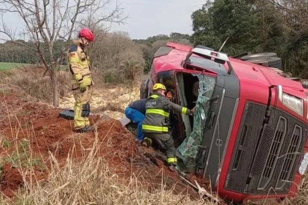 Homem morre em acidente de caminhão na tarde desta segunda-feira (05)