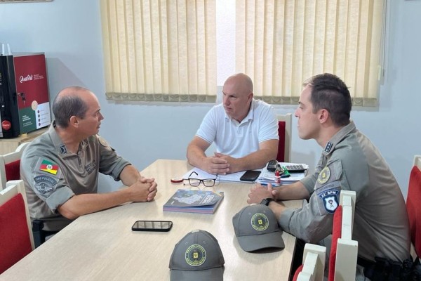 Comando do 22º BPM realiza visita ao Executivo de Roca Sales