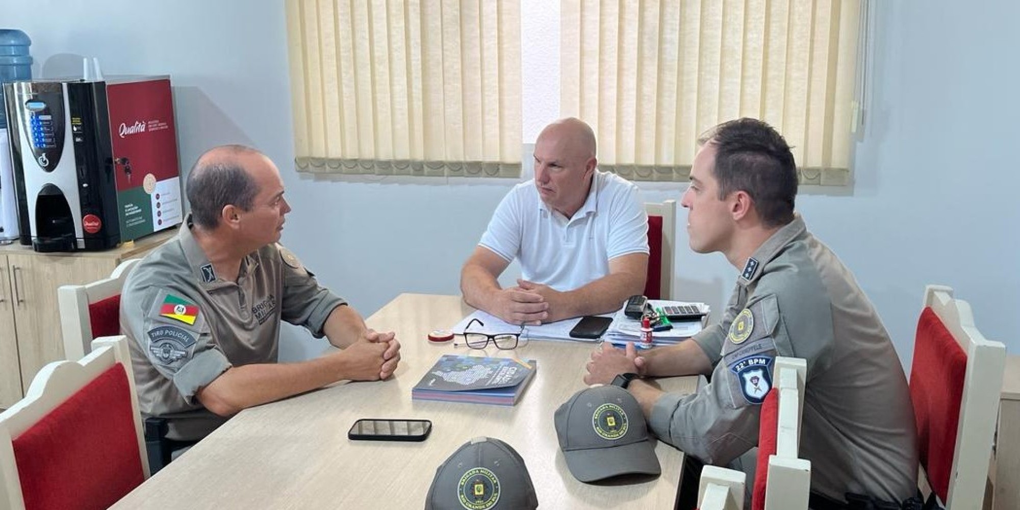 Comando do 22º BPM realiza visita ao Executivo de Roca Sales