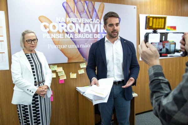 Governador Leite e a secretária da Saúde, Arita Bergmann, na transmissão pela internet direto do Gabinete de Crise da Covid-19 