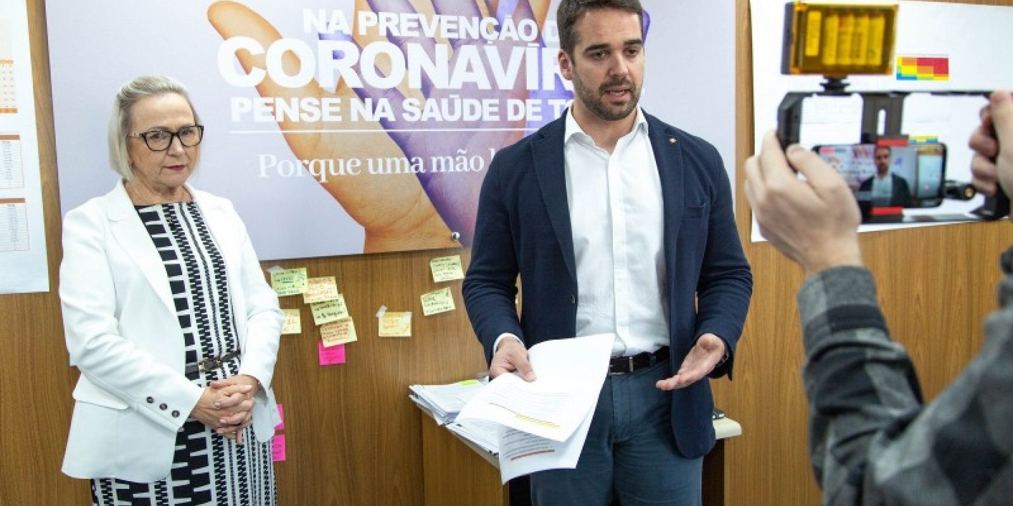 Governador Leite e a secretária da Saúde, Arita Bergmann, na transmissão pela internet direto do Gabinete de Crise da Covid-19 