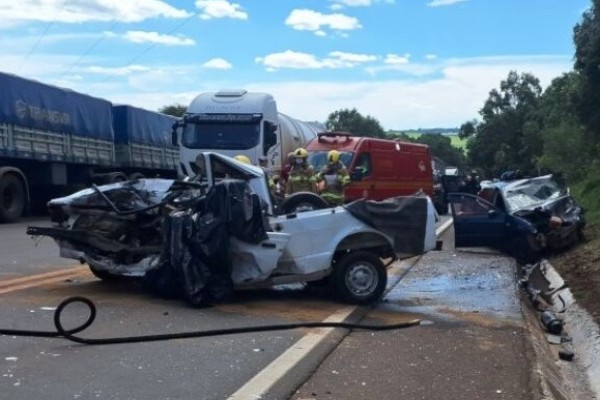 Colisão frontal na BR-285 entre dois veículos deixa um morto e outro ferido