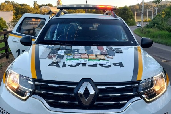 Policial fratura a perna durante buscas por assaltantes