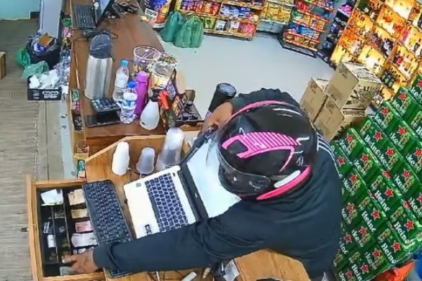 Câmera de segurança flagra homem cometendo assalto