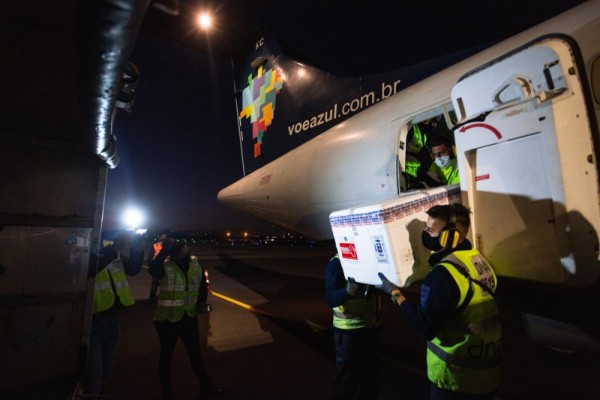 Caixas térmicas chegaram em avião que pousou no início da manhã desta sábado (8) no aeroporto de Porto Alegre 
