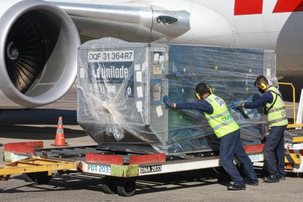 Lote compreende 141.800 doses da Coronavac e 159.750 da Oxford/Astranezeca