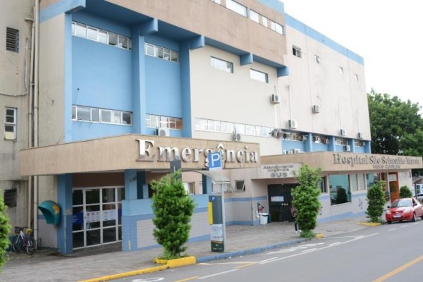 Mulher é vista correndo pela rua com o corpo em chamas