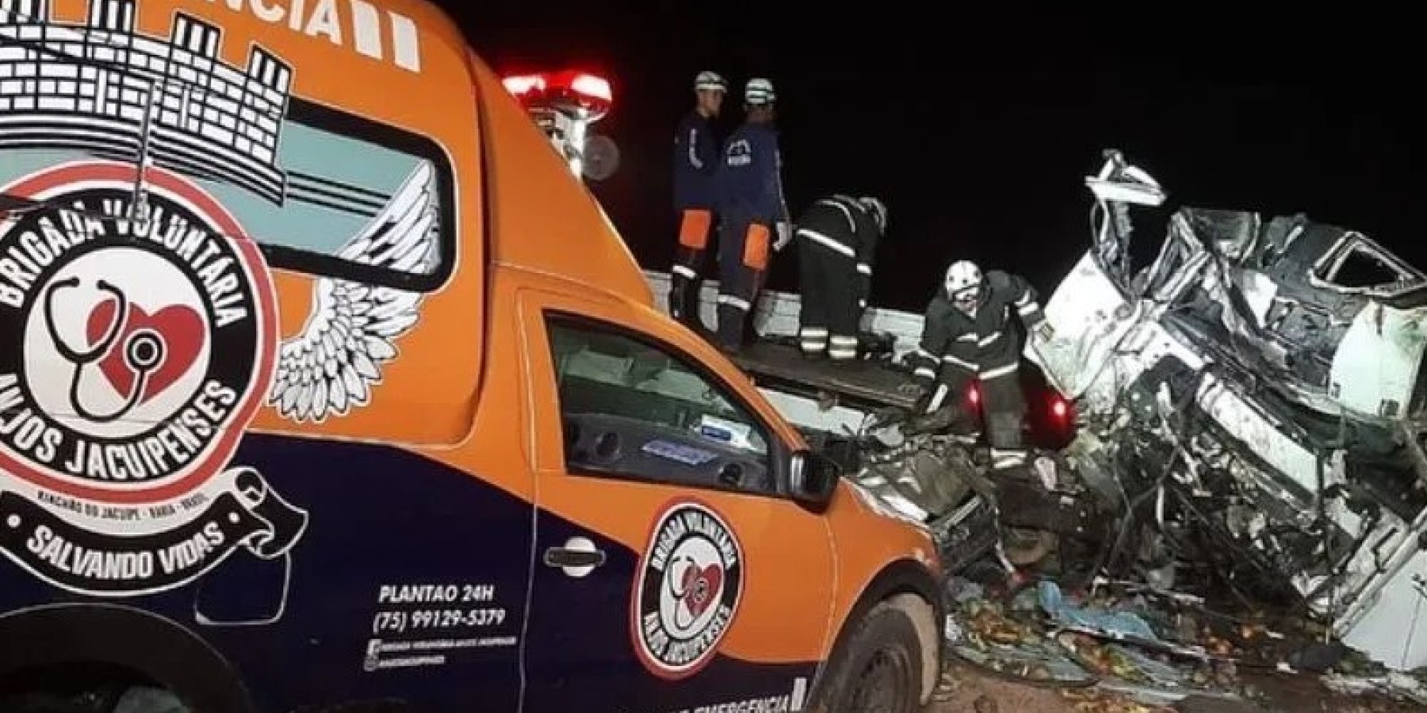 Acidente na Bahia entre ônibus e caminhão deixa 24 mortos