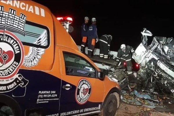 Acidente na Bahia entre ônibus e caminhão deixa 24 mortos