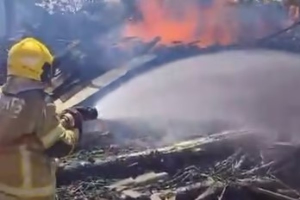 Bombeiros combatem incêndio em Arroio do Meio por mais de 6 horas