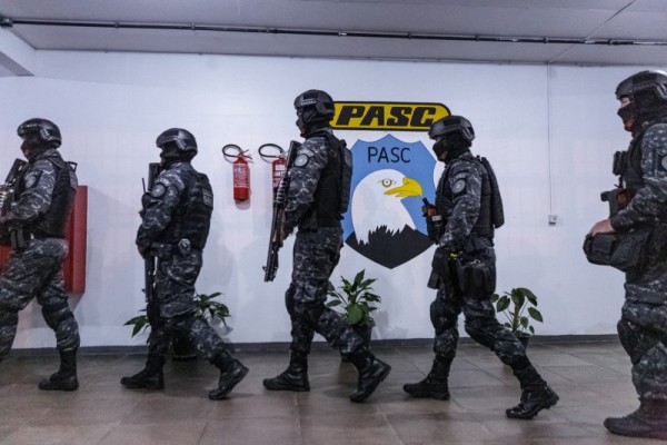 Forças de segurança em ação na penitenciária em Charqueadas para a transferência de apenados